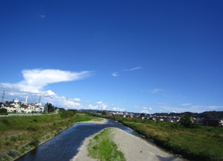 夏の空と浅川