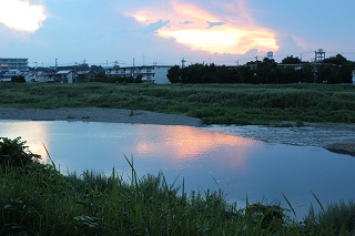 夕陽と浅川