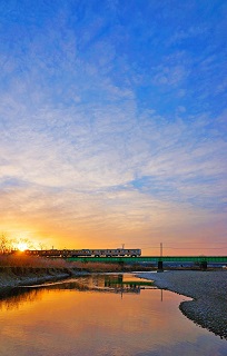 浅川の朝日を走る八高線