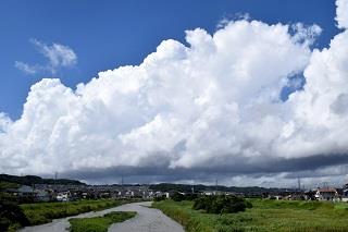 浅川をおおう巨大な白雲　山本さん