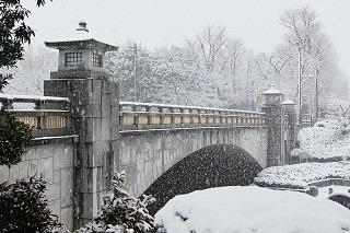 雪降る南浅川橋　池田さん