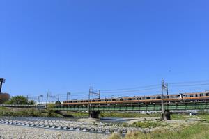 青空広がる浅川　伊東さん