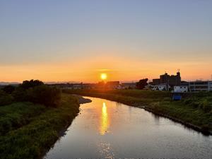 夕日と浅川
