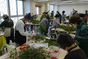 クリスマススワッグ作りの様子