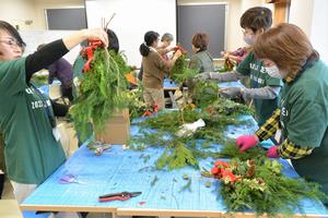 クリスマススワッグ作りの様子