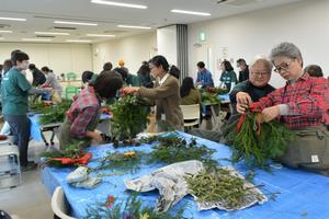 クリスマススワッグ作りの様子