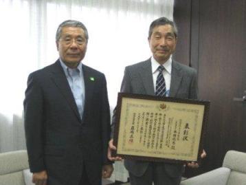 (写真左から）黒須隆一市長、(株)エリオニクス代表取締役会長の本目精吾氏