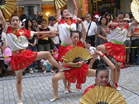 民族舞踊を披露