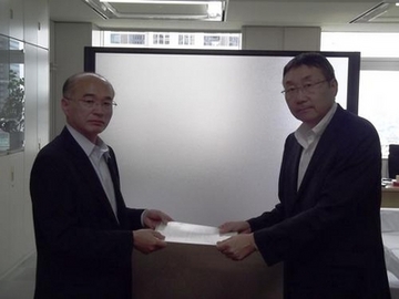 東京都笠井総務局長（右）へ要請文書を手渡す村松副市長（左）