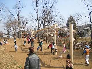 ターザンロープで遊ぶ子どもたち