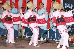 優美に舞う女踊り