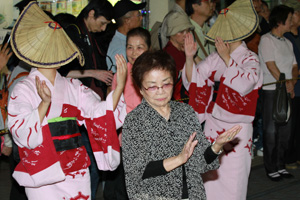 輪踊りでは観覧客も参加