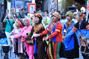 台湾・高雄市の子どもたちが民俗芸能を披露