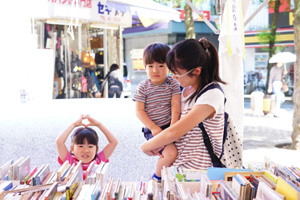 絵本などを探す親子の姿