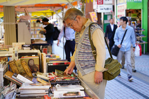 真剣に古本を探す来場者