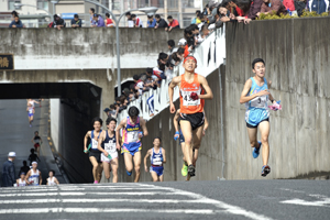 坂道を駆け上がるランナーたち