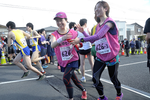 笑顔で次のランナーに