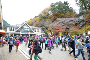 多くの登山客でにぎわう清滝駅前