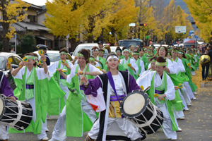 じょいそーらんパレードで力強く舞う踊り手たち