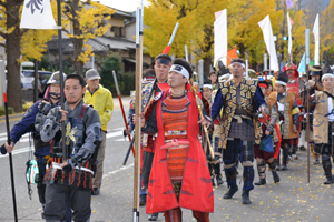 初日には武者行列も