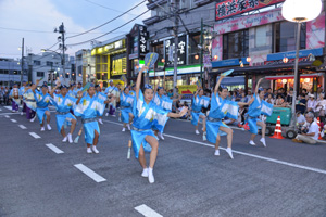 揃いの衣装で踊りを披露