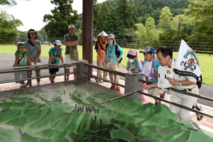 八王子城跡の模型を囲んで