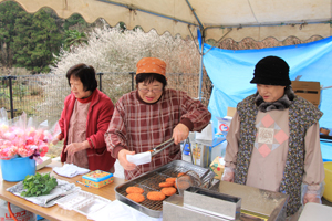 関所梅林では模擬店の出店も