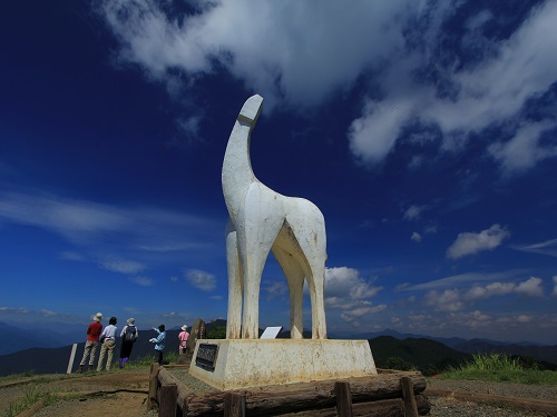 山頂（白馬の像）